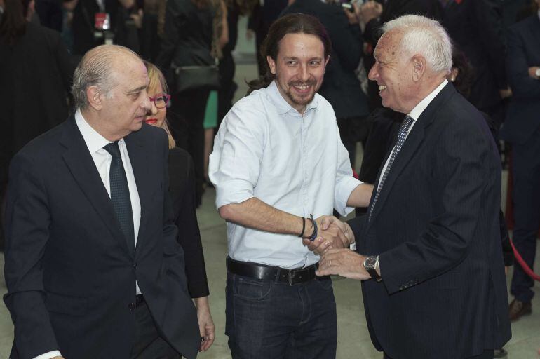 El ministro del Interior en funciones Jorge Fernandez Diaz, el líder de Podemos Pablo Iglesias y el ministro de Asuntos Exteriores Jose Manuel Garcia Margallo en los premios Ortega y Gasset