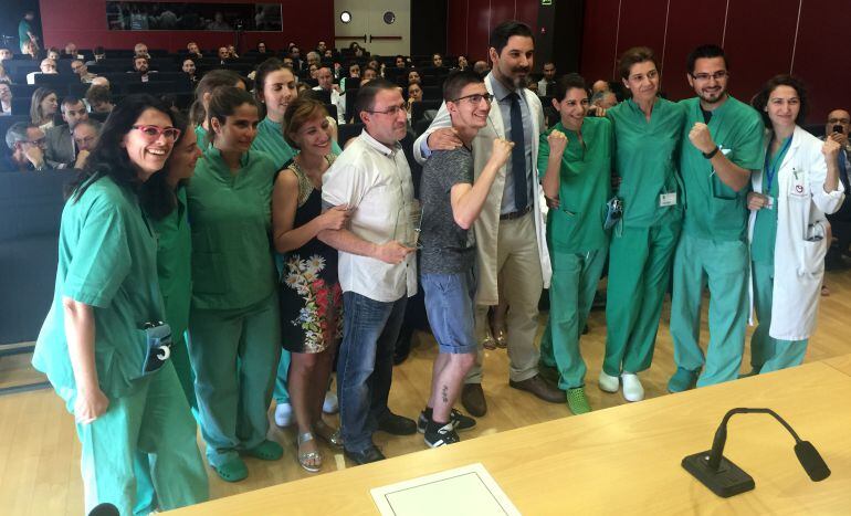 Aarón Soler recibe el reconocimiento en el Hospital del Vinalopó