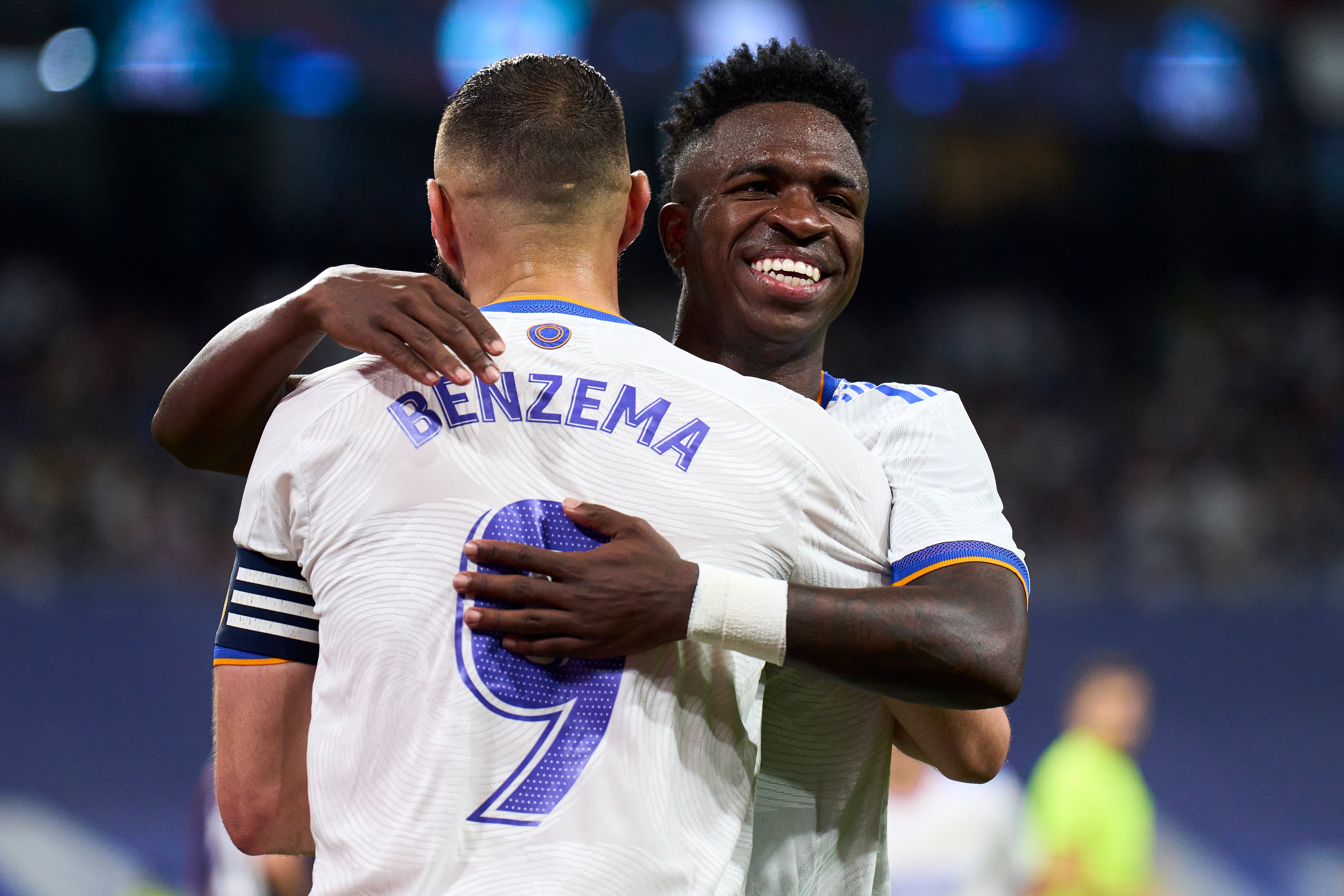 Vinicius Jr y Benzema celebrando un gol.