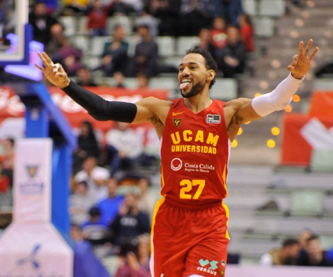 Sadiel Rojas festejando un triple