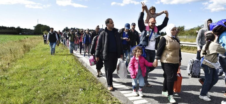 Un grupo de refugiados, principalmente sirios, caminan por una autovía del norte de Dinamarca