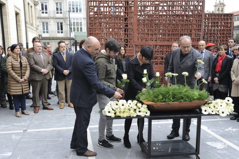 Pastor (PSE), Martínez (Podemos), Iriarte (EH Bildu) y Egibar (PNV) en un momento del homenaje