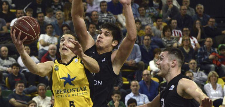 GRA384. BILBAO, 18/04/2015.- El jugador del Ibesrostar Tenerife Richotti (i) entra a canasta ante Marko Todorovic (c), de Bilbao Basket, durante el partido de la Liga ACB disputado esta tarde en Bilbao. EFE/Miguel Toña