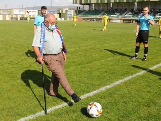 Gonzalo Pérez, socio número 1 de la Gimnástica, hizo el saque de honor y fue homenajeado tras 75 años de socio