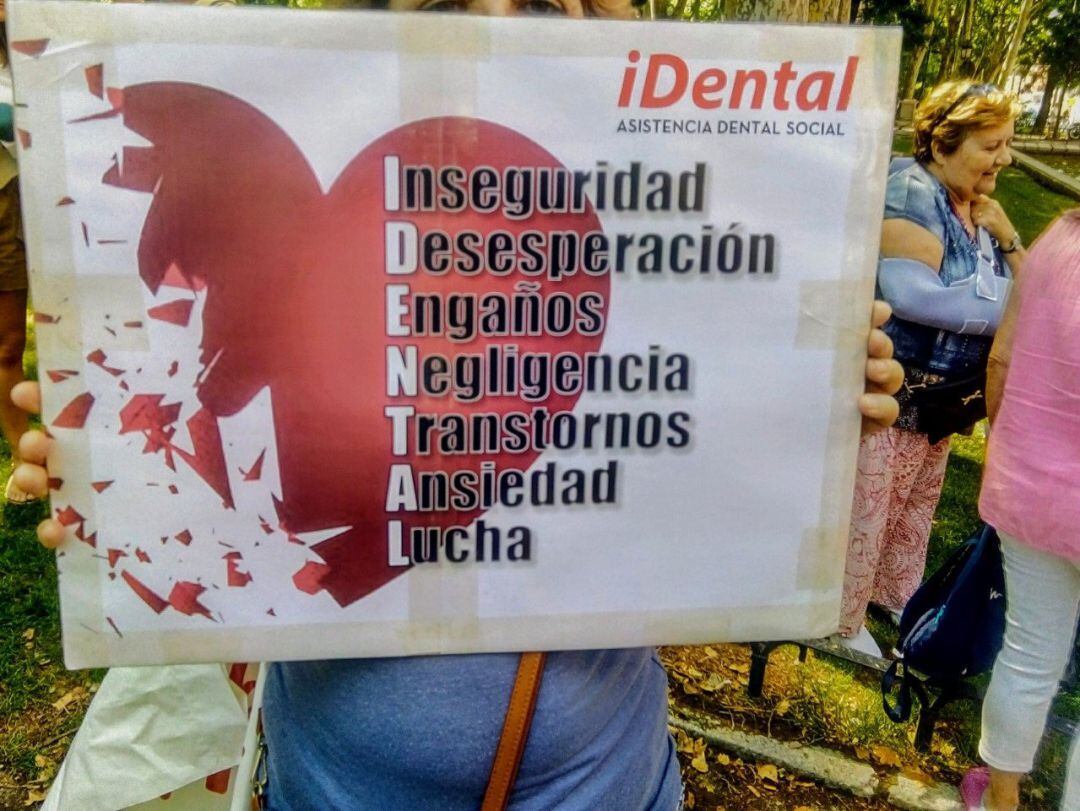 Protesta de afectados por iDental frente al Ministerio de Sanidad