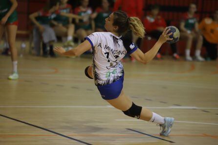 Alba Manzano lanza un penalti