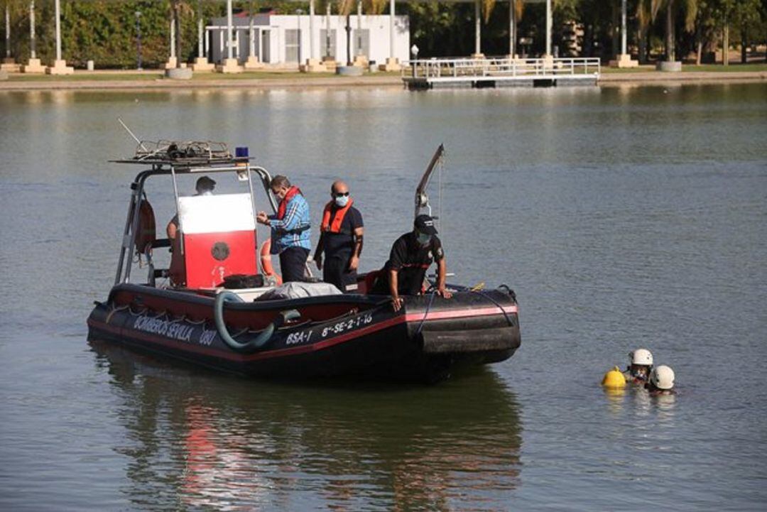 Bomberos de Sevilla en la búsqueda en el Guadalquivir