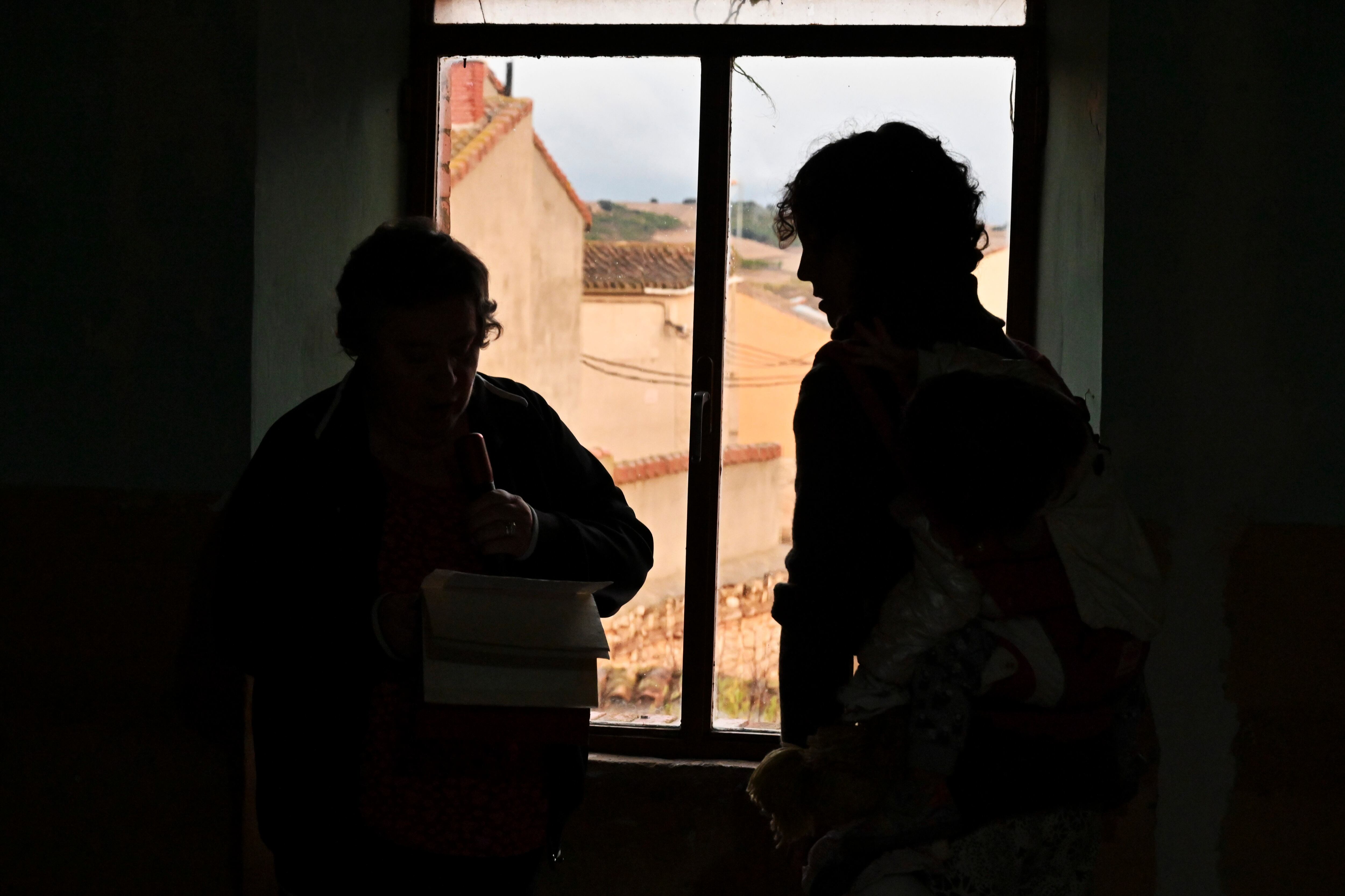TABANERA DE CERRATO (PALENCIA), 20/11/2025.- Mujeres con discapacidad intelectual y vecinas de Tabanera de Cerrato, un pequeño pueblo de Palencia, preparan estos días una obra dirigida por la coreógrafa Natali Camolez que convierte la danza inclusiva en una denuncia de la violencia machista, un homenaje a las víctimas y una reivindicación de la vida cultural y comunitaria en el mundo rural. EFE/ Almudena Álvarez
