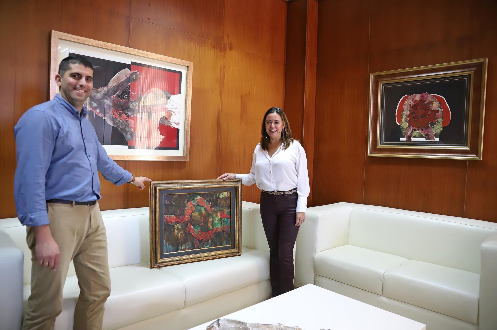 Benjamín Perdomo (consejero de los CACTs) y María Dolores Corujo, presidenta del Cabildo de Lanzarote, con uno de los cuadros recepcionados.