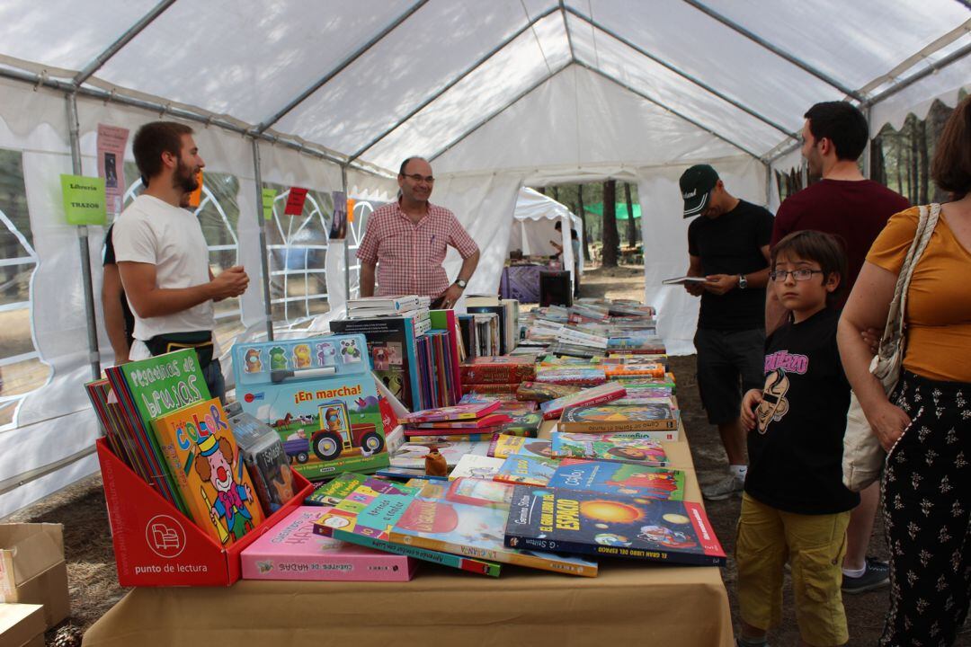 Muestrario de libros en la Feria del Libro de San Benito de Gallegos