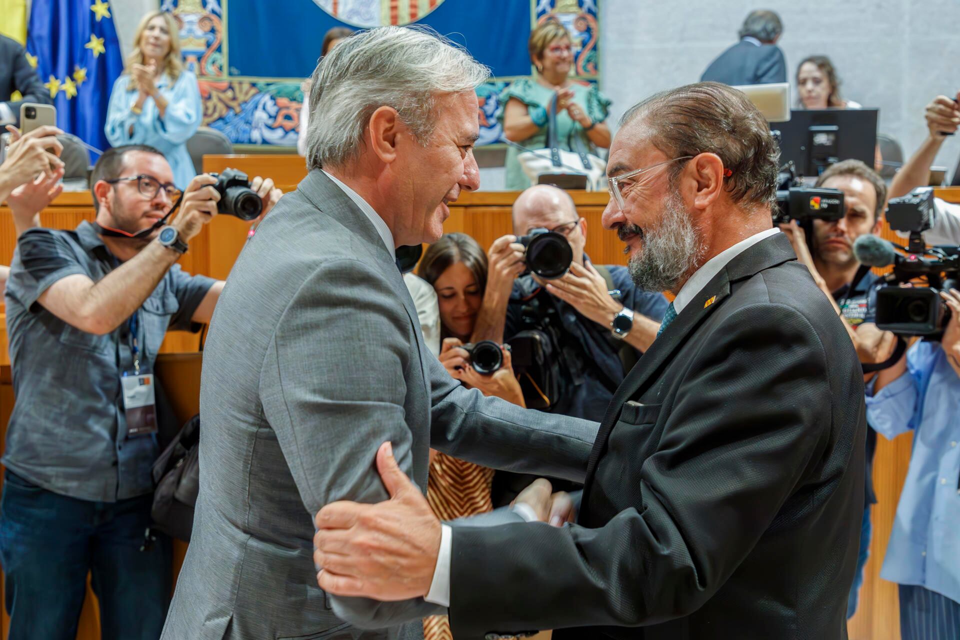 Jorge Azcón es saludado por su antecesor, el socialista Javier Lambán tras ser investido presidente