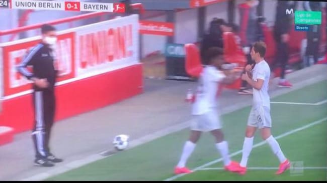 Coman y Goretzka se saludan