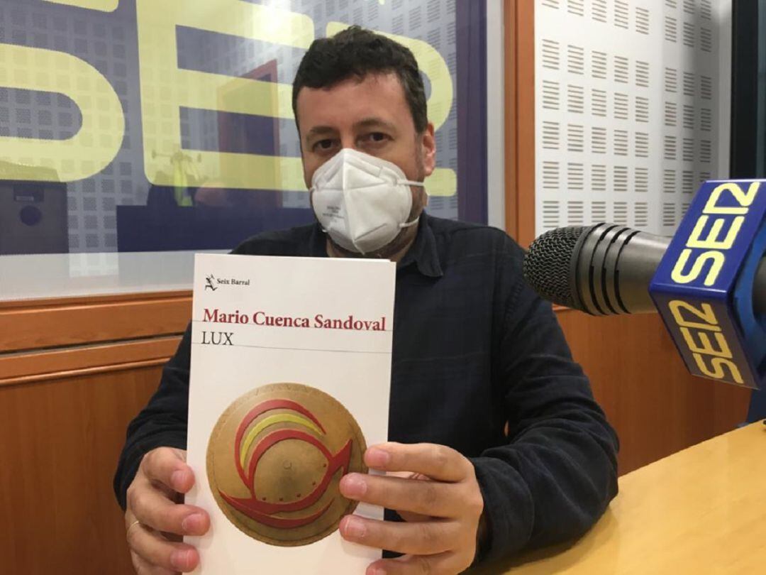 Mario Cuenca Sandoval en el estudio de Radio Córdoba presentando su último libro, "Lux"