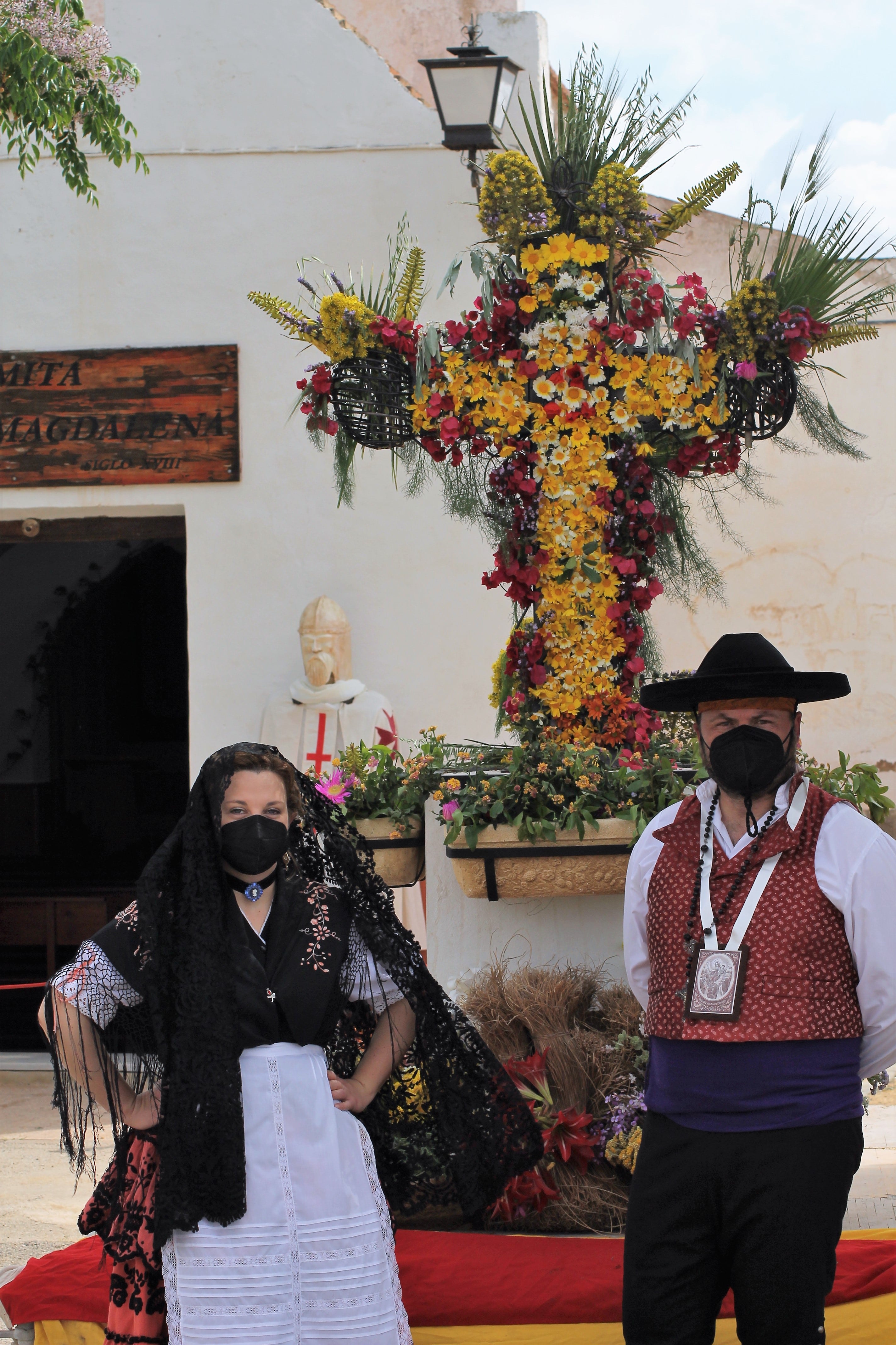 Cruz de Mayo de La Magdalena con flores y plantas silvestres por los vecinos de Los Carriones: Juan Antonio Ros &quot;El Pájaro&quot; y su esposa Elena García, ataviados con vestimentas tradicionales cartageneras, propias del Siglo XIX. Año 2021.