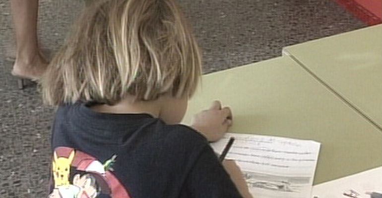 Un niño en un colegio público