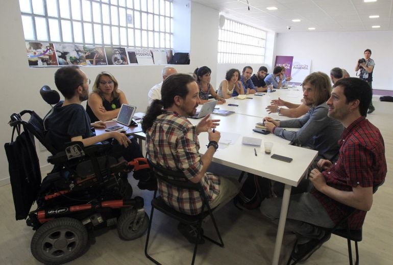 El secretario general de Podemos, Pablo Iglesias (c), y el secretario de Organización, Pablo Echenique (i), durante la reunión que han mantenido con los secretarios autonómicos del partido para analizar los resultados de las elecciones y valorar la situac