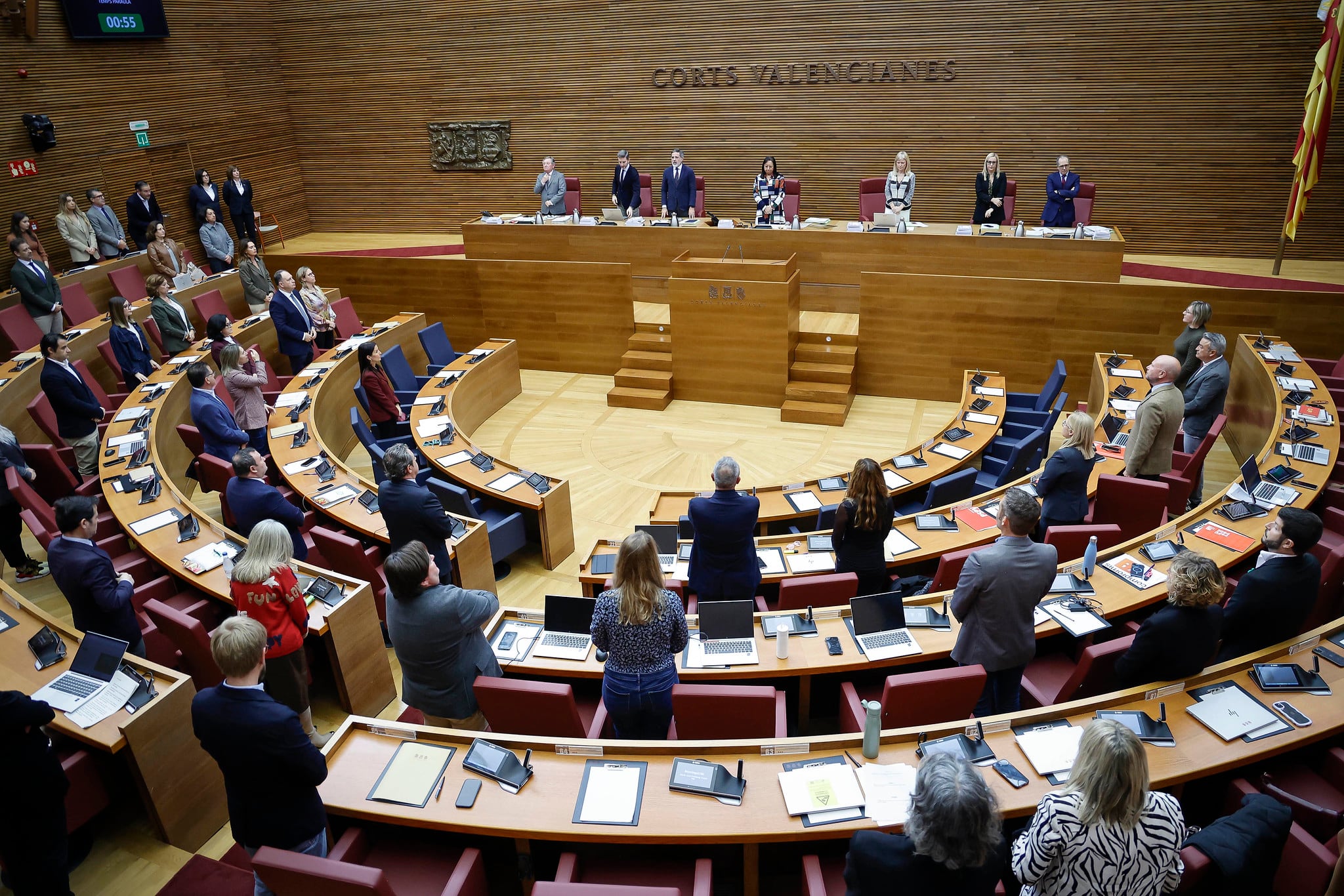 El pleno de Les Corts guarda un minuto de silencio por las víctimas de la DANA