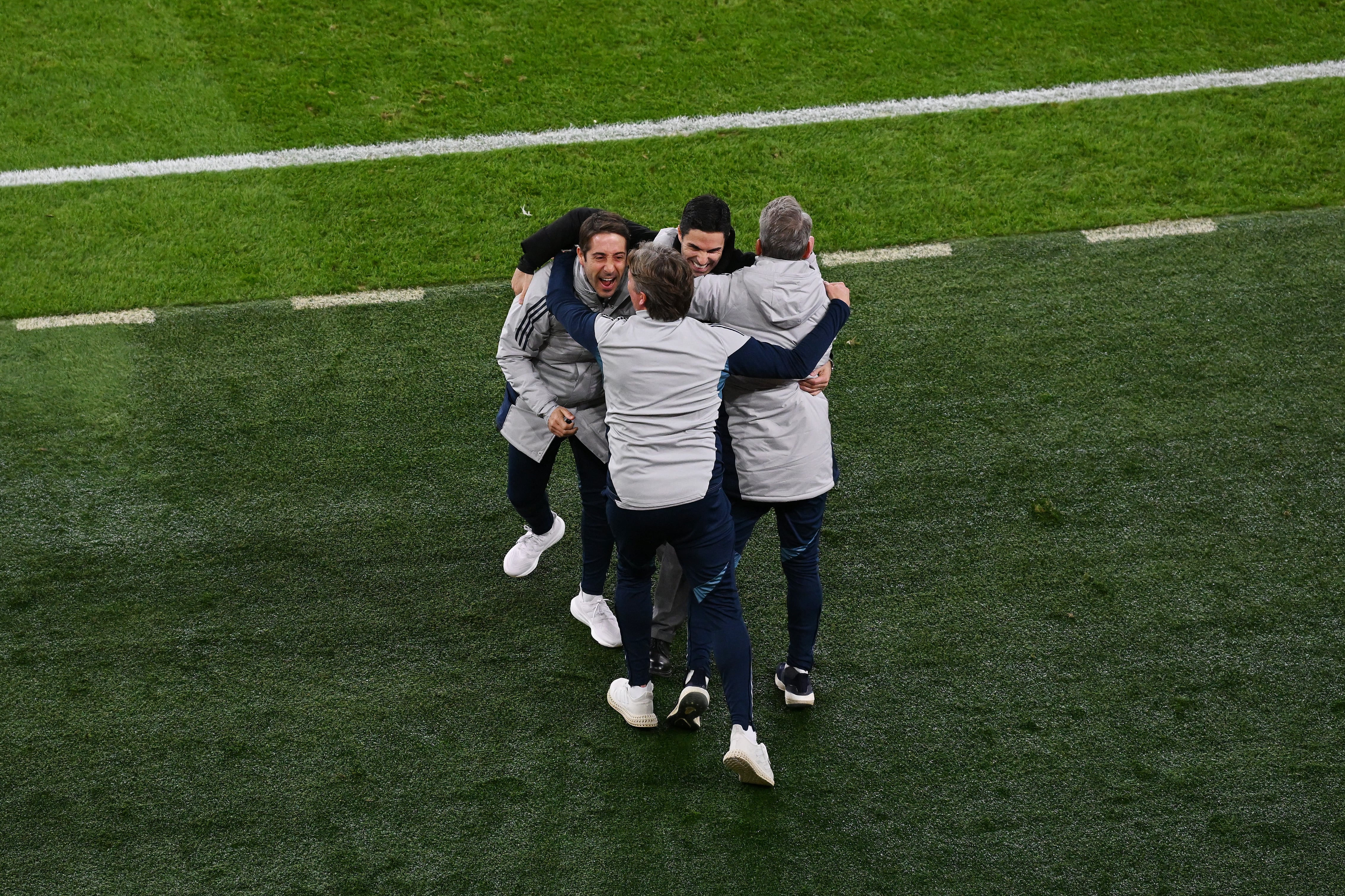 Mikel Arteta se abraza con Nicolas Jover, Gabriel Heinze y Albert Stuivenberg tras un gol del Arsenal