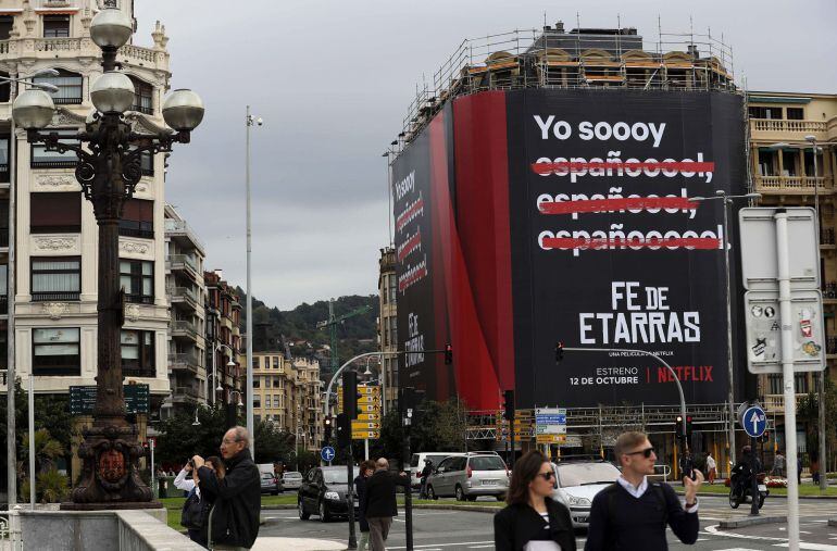 Un cartel anuncia la película &#039;Fe de Etarras&#039;, del realizador donostiarra Borja Cobeaga, en la fachada de un edificio del barrio de Gros de San Sebastián