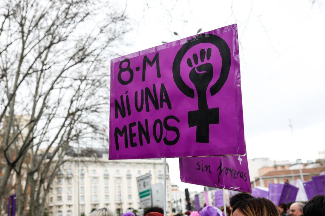 Una manifestante porta una pancarta en la manifestación del 8M en Madrid en 2020.