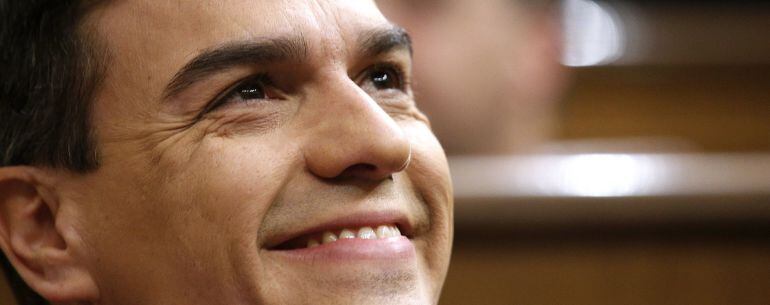 El líder del PSOE, Pedro Sánchez, sonríe en el hemiciclo del Congreso de los Diputados donde se celebra la segunda jornada del debate de su investidura.
