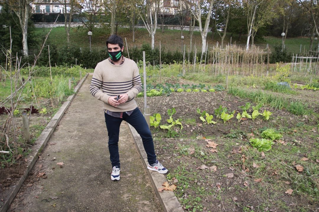 El delegado de Desarrollo Sostenible Borja Olazabal en el parque de ecohuertas de Puiana