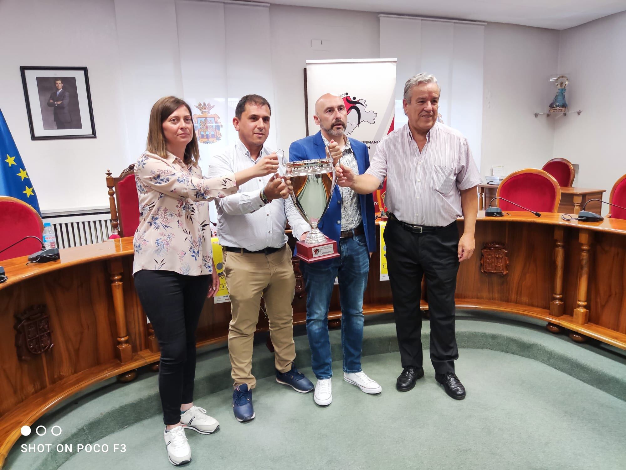 La concejala de Deportes, Belén Esteba (i) junto al presidente del Tubos Aranda, Juan Pablo Berdón, el teniente de alcalde del Ayuntamiento, Juanma Martín, y el presidente de la Federación de Castilla y Léon, Agustín Alonso