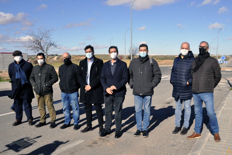 José Manuel Caballero y autoridades en la presentación de las obras en la carretera que une La Solana y el núcleo urbano de Herrera de la Mancha