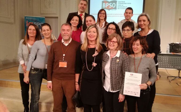 Los responsables de las guías de buenas prácticas junto con el certificado internacional BPSO.