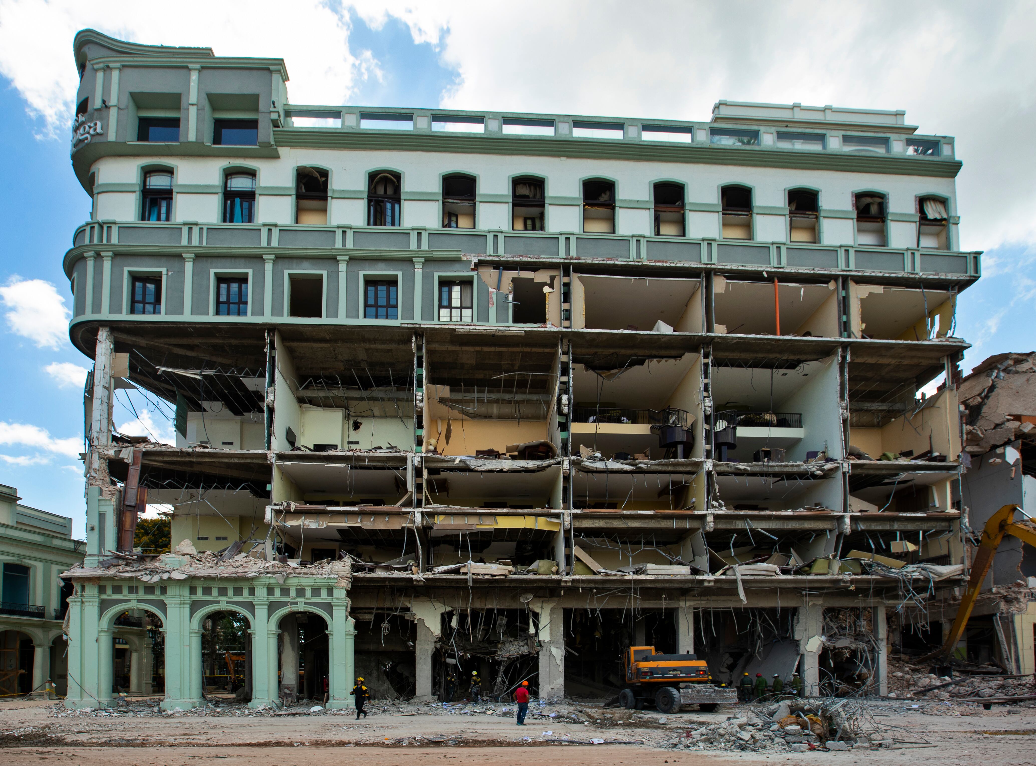 -FOTODELDÍA- AME7965. LA HABANA (CUBA), 08/05/2022.- Vista general de las labores de rescate en el destruido hotel Saratoga, que continúan hoy, en La Habana (Cuba). Las autoridades sanitarias elevaron este domingo a 30 la cifra de fallecidos en la explosión por un escape de gas en el hotel Saratoga de La Habana. Las tareas de rescate prosiguen sin descanso entre los escombros del hotel Saratoga, más de 48 horas después de la explosión que hizo colapsar una sección del edificio -de siete alturas- y derrumbarse la fachada de las tres plantas inferiores. EFE/Yander Zamora
