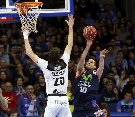 GRA284. MADRID, 13/03/2016.- El pivot esloveno del Dominion Bilbao, Mirza Begic (i) intenta taponar al escolta argentino de Movistar Estudiantes, Nicolás Laprovittola, en partido de la liga ACB de baloncesto que se disputa esta tarde en el Barclaycard Cen