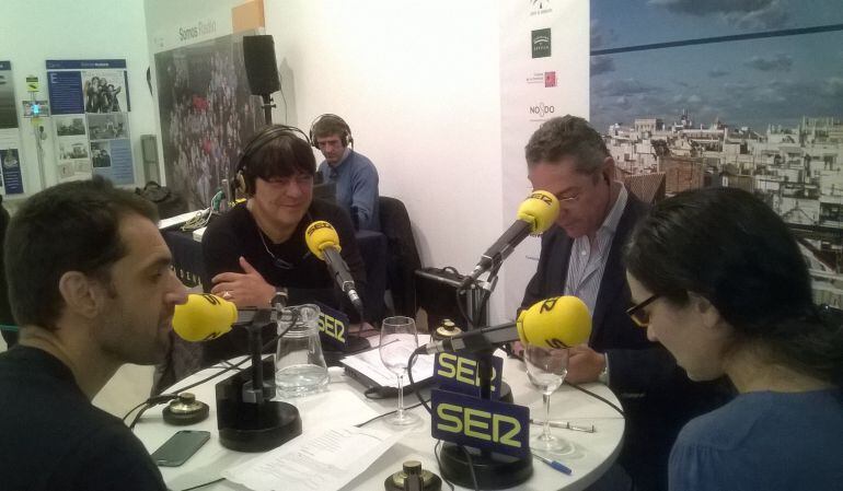 Antonio Canales, ante los micrófonos de radio Sevilla en la exposición de nuestro 90 aniversario