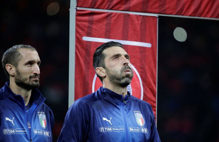 Buffon resopla, en los prolegómenos del partido contra Suecia