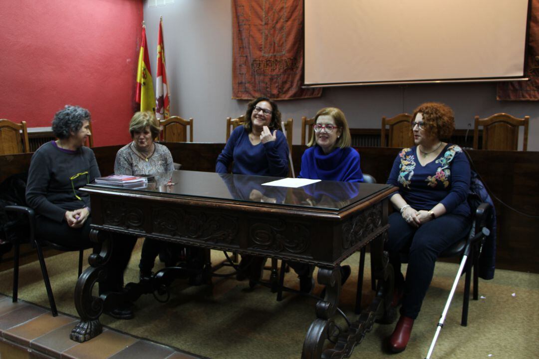 Grupo de personas que forman parte del grupo de personas reumatoides en Cuéllar.