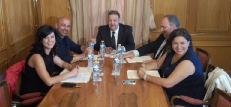 Primera reunión de la nueva Mesa de las Cortes