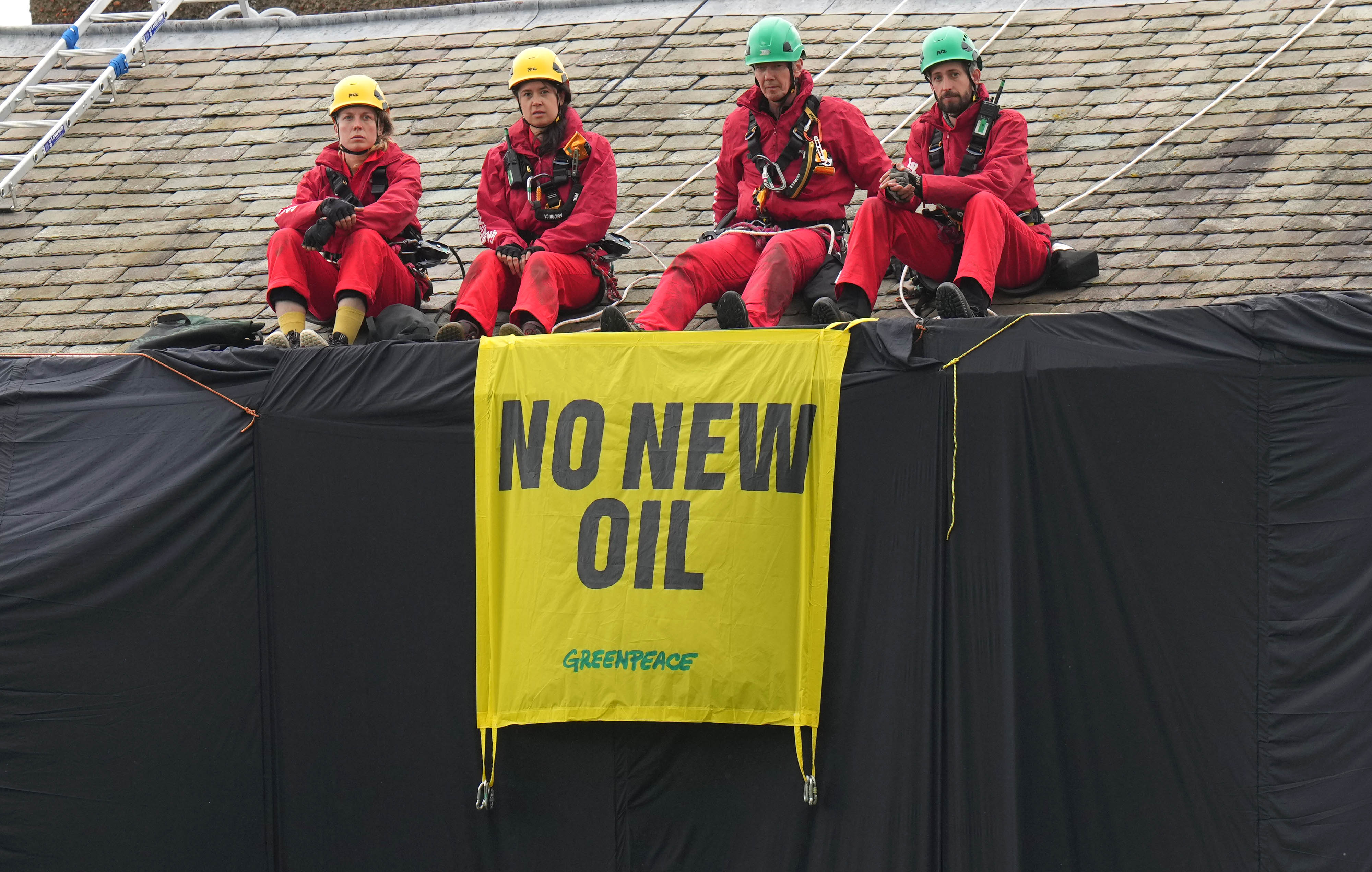 Los activistas de Greenpeace en el tejado de la casa de Rishi Sunak