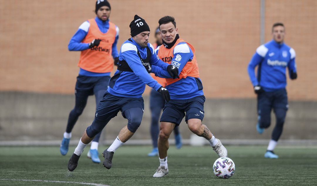 Arnáiz (i) y Roque Mesa compiten por un balón durante el entrenamiento de este lunes en el Anexo Jesús Polo. Aguirre eligió este campo por las similitudes (hierba artificial) con el Municipal d&#039;Encamp.