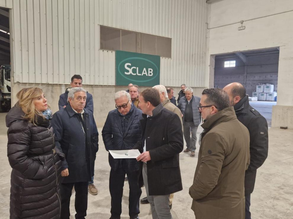 Rincón destaca el papel clave de las cooperativas como motor del medio rural en su visita a SCLAB en  Barbastro. Foto: DGA