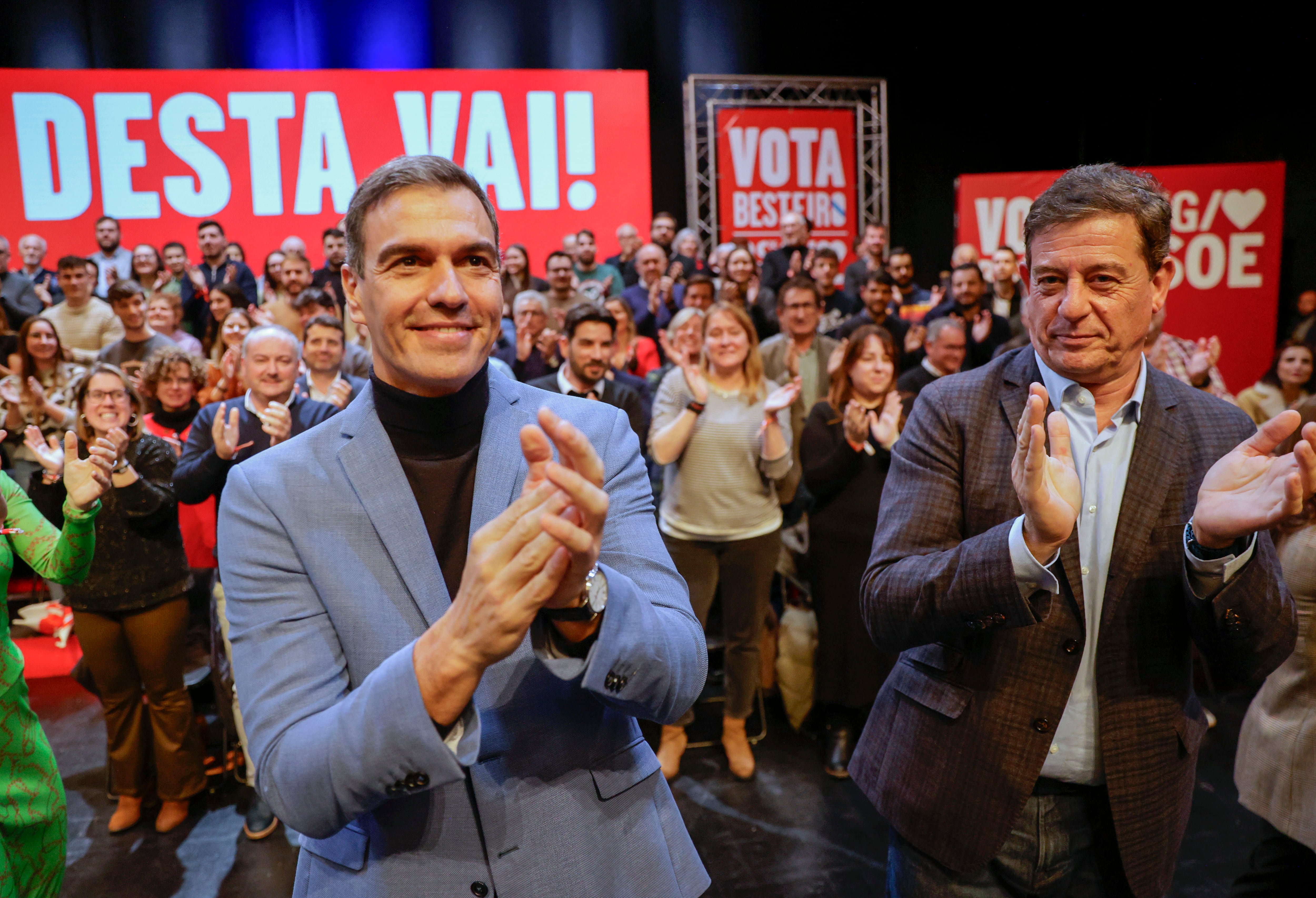 El secretario general del PSOE, Pedro Sánchez (2i), junto al candidato de su partido a la presidencia de la Xunta de Galicia, José Ramón Gómez Besteiro (2d), en un mitin celebrado este jueves en A Coruña.-