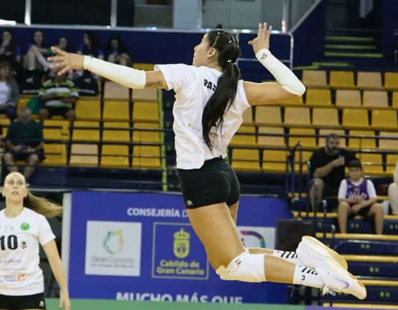 La ja exjugadora del Sayre 'vola' per esmaixar una pilota  al Liga Iberdrola.