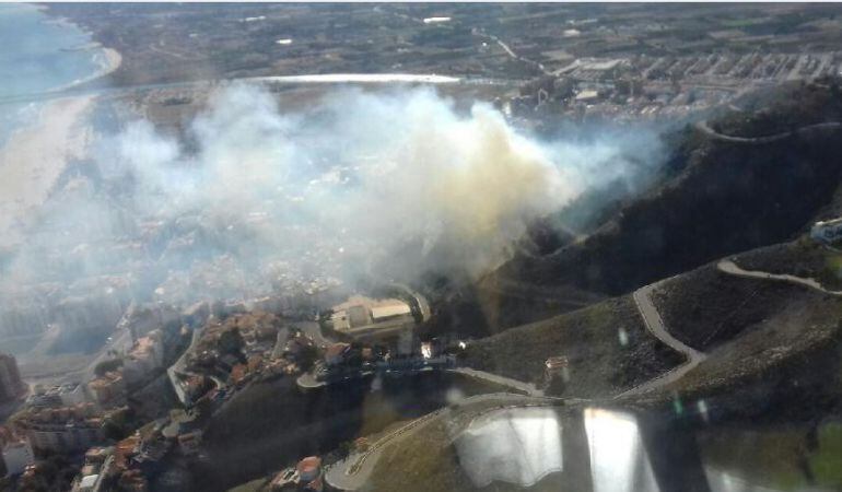 Imagen del incendio en la zona del Castillo de Cullera