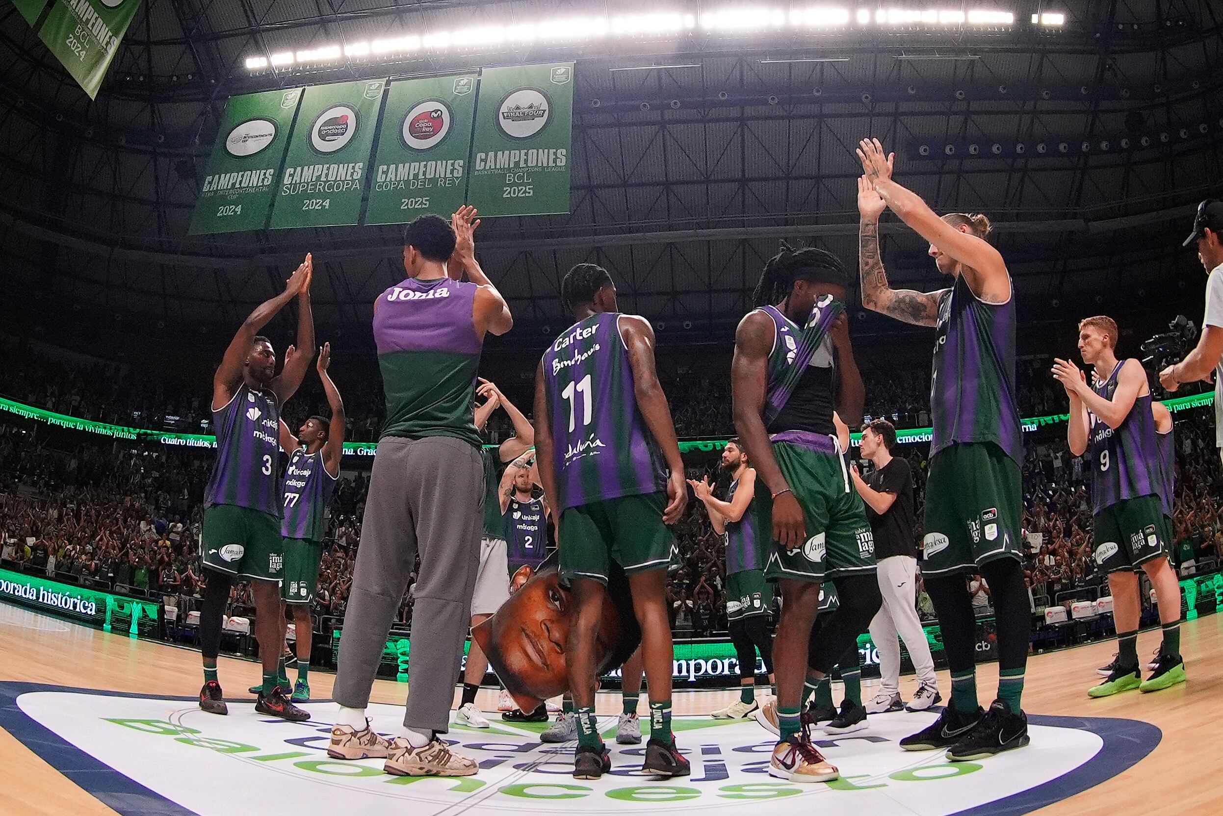 Los jugadores del Unicaja saludan a los aficionados tras el último partido de la temporada