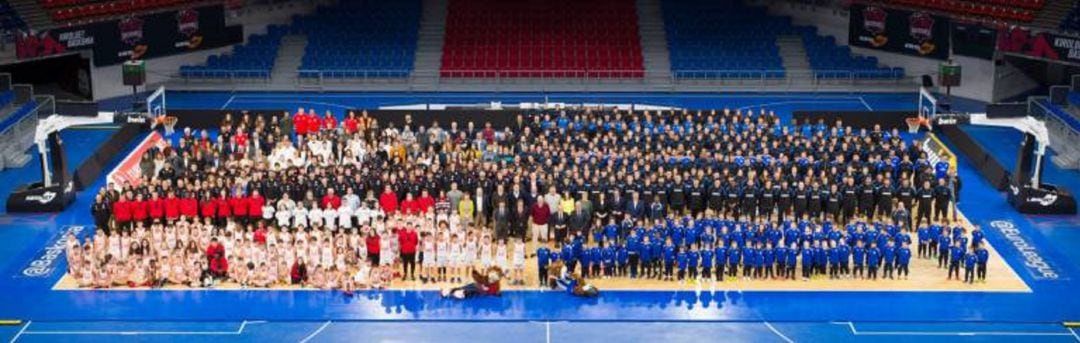 Foto de familia de todos los trabajadores del grupo Alavés-Baskonia.