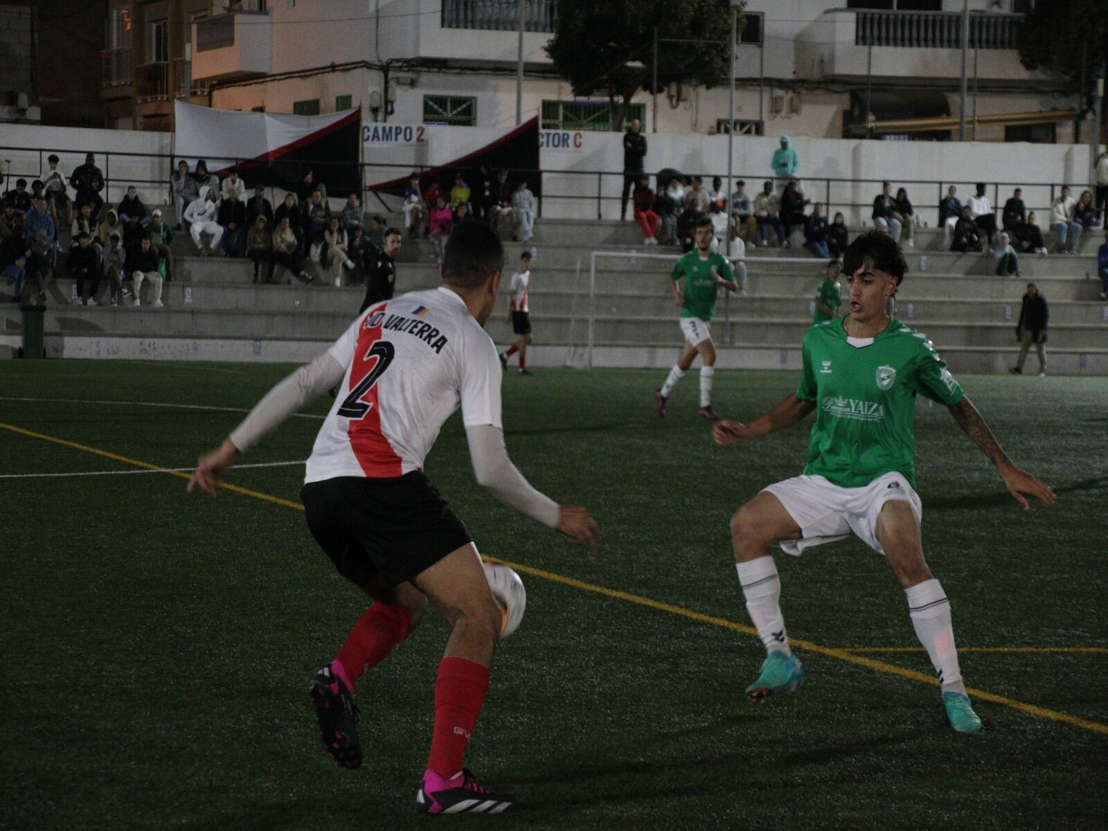 Una jugada del partido entre el Unión Sur Yaiza y la UD Valterra.