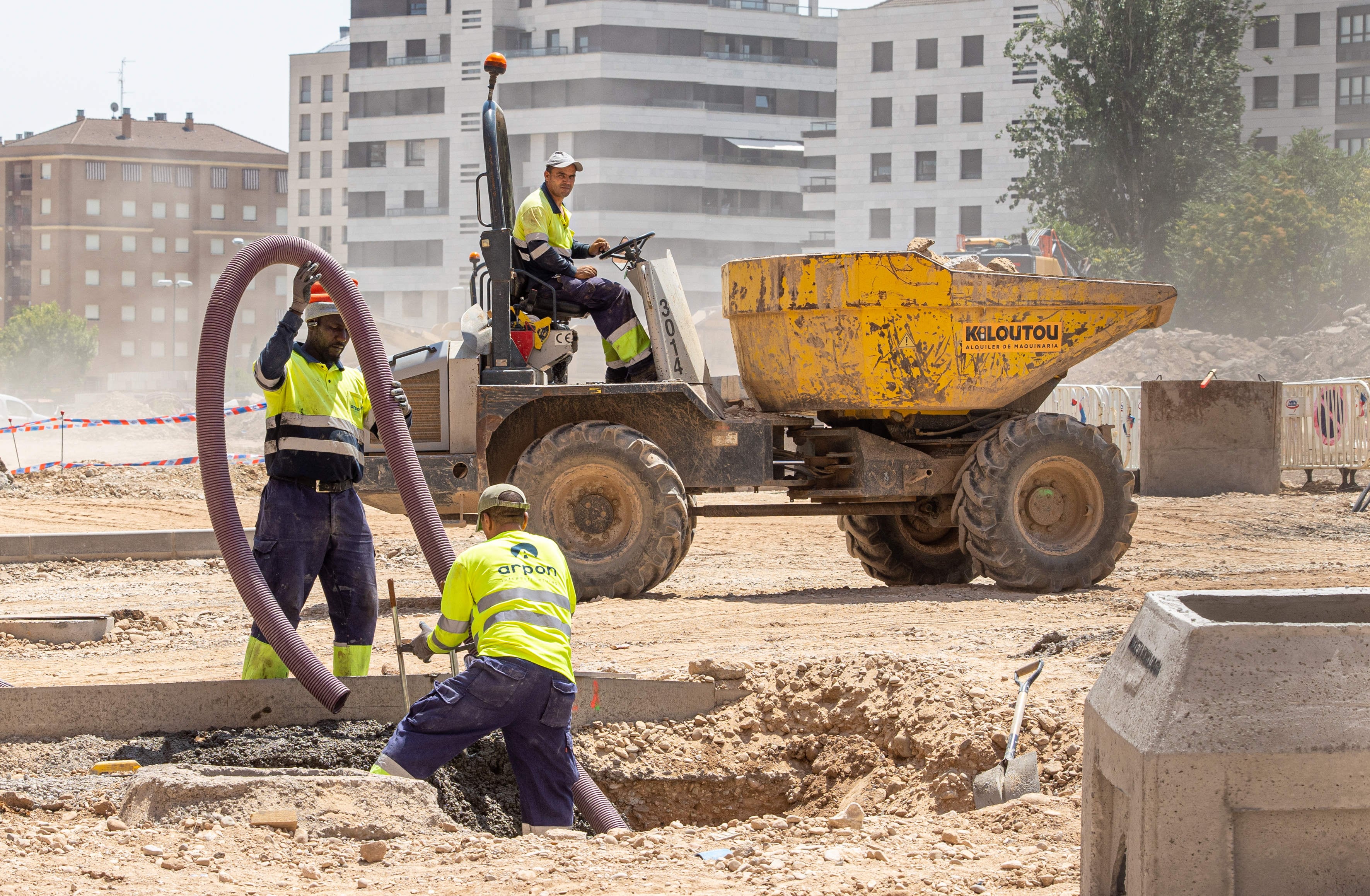 Trabajadores en una calle de Logroño. EFE / Raquel Manzanares