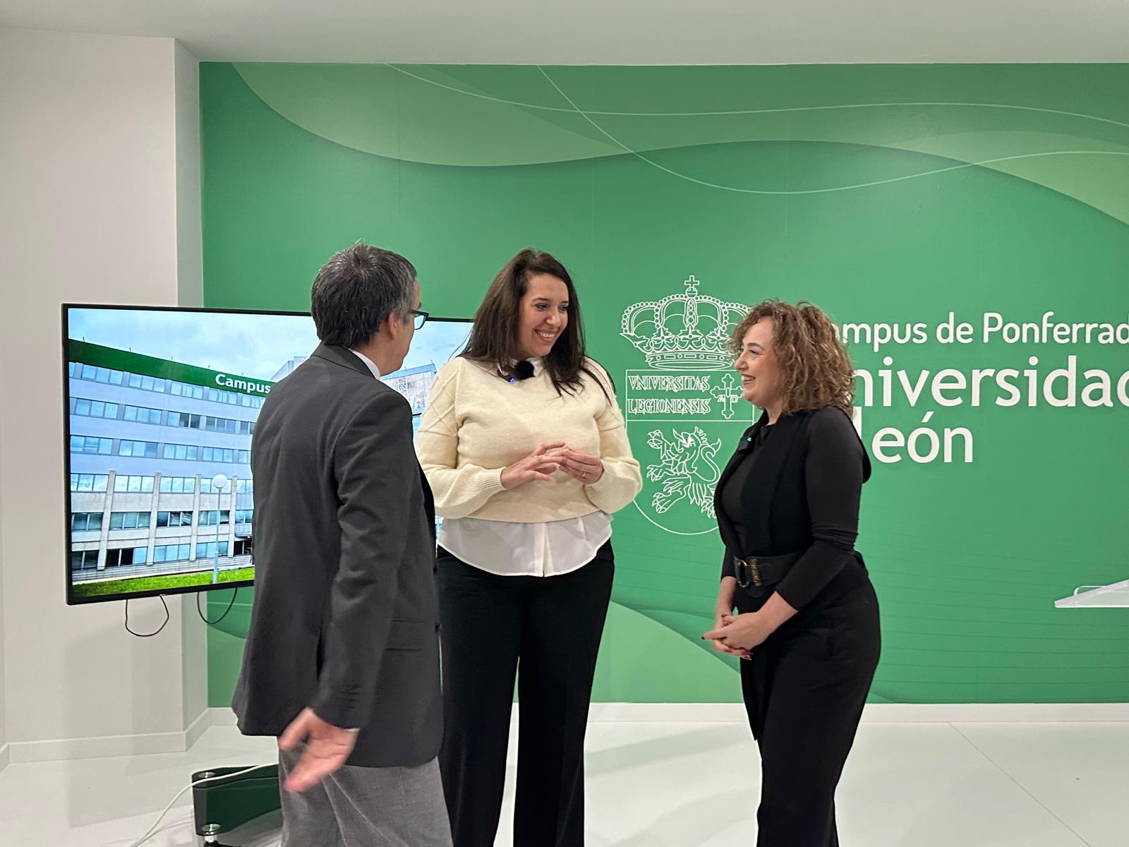 La investigadora Ramón y Cajal, Noelia Flórez junto al vicerrector de Investigación de la ULE, Santiago Gutiérrez y la vicerrectora de la ULE, Pilar Marqués