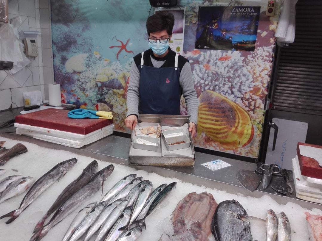 Ana muestra la caja realizada en la mañana de este viernes