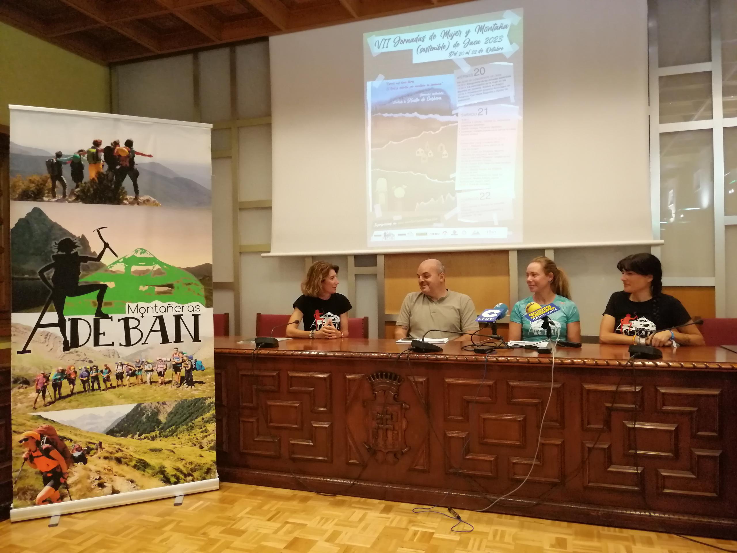 Montañeras Adebán en su presentación, junto al Ayuntamiento de Jaca, de las VII Jornadas Mujer y Montaña