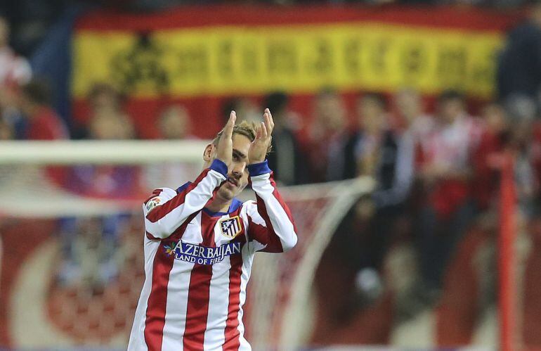 El delantero francés del Atlético de Madrid, Antoine Griezmann, aplaude al público en su partido ante el Córdoba, de la décima jornada de liga en Primera División que se disputa esta tarde en el estadio Vicente Calderón. 