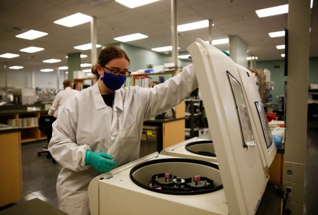 Máquina de centrifugado para separar el plasma de la sangre, dentro de las investigaciones sobre el coronavirus.